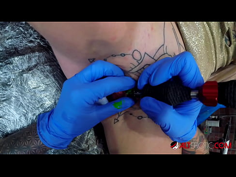 ❤️ La bomba Sully Savage, molt tatuada, es va tatuar al clítoris ❤️❌ Sexe de qualitat al ca.raceporn.ru